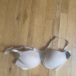 Wacoal beige bra. Size 40B. It is a great bra. Comfy. NWT!!